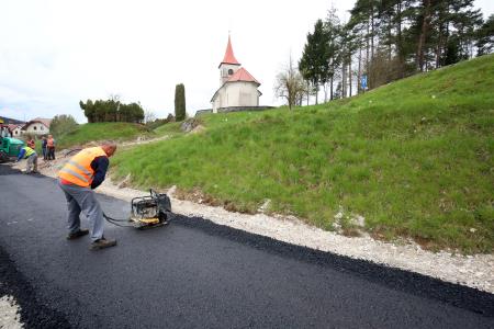 ASFALTIRANJE CESTE SKOZI SELŠČEK 03 FOTO LJUBO VUKELIČ